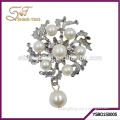2015 the latest new designed flower shape alloy brooch with big delicate pearls decorated with one pearl pendant